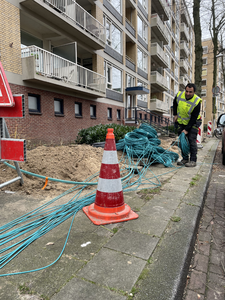 853605 Afbeelding van een medewerker van Open Dutch Fiber (ODF) bij de aanleg van het glasvezelnetwerk in de Karel ...